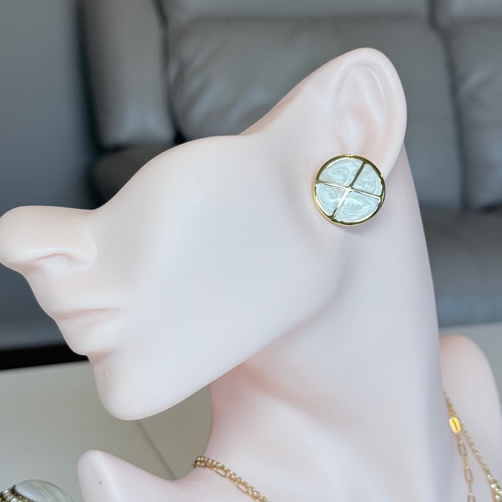 ⚜️ Gold Tone Mother-of-Pearl Round Stud Earrings - White - Picture 3 of 10